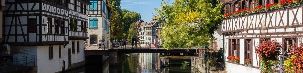 Visiter l’Alsace – Mon TOP 35 à faire, voir et goûter 1 Maisons à colombages et canaux du quartier de la Petite France à Strasbourg