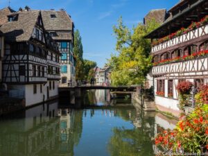 Maisons à colombages et canaux du quartier de la Petite France à Strasbourg