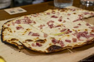 Tarte flambée traditionnelle chez La Soï à Colmar