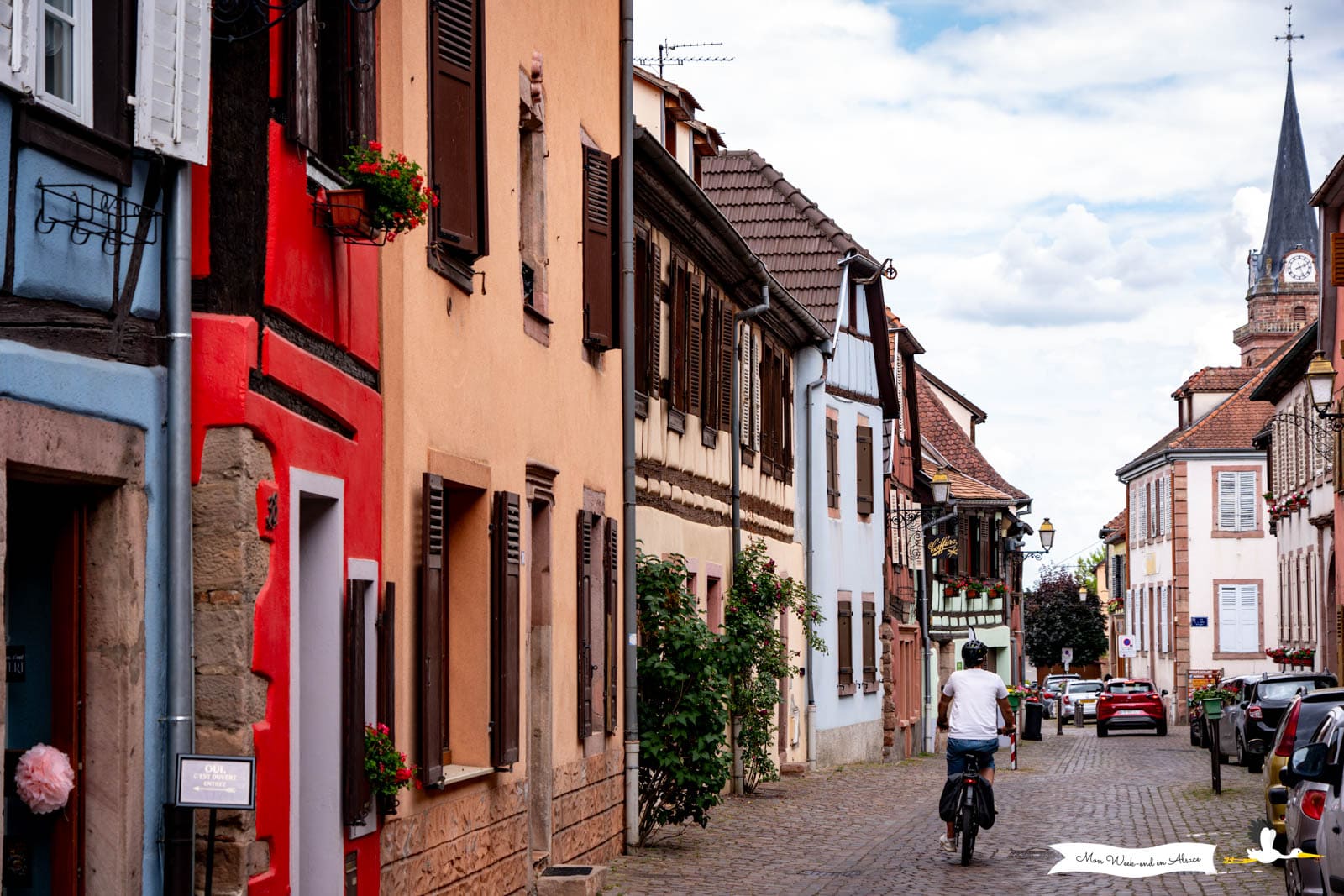 Radfahrer auf einer Straße in Bergheim im Elsass
