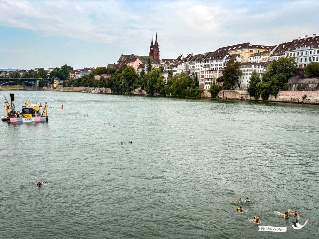 Baigneurs dans le Rhin à Bâle en été