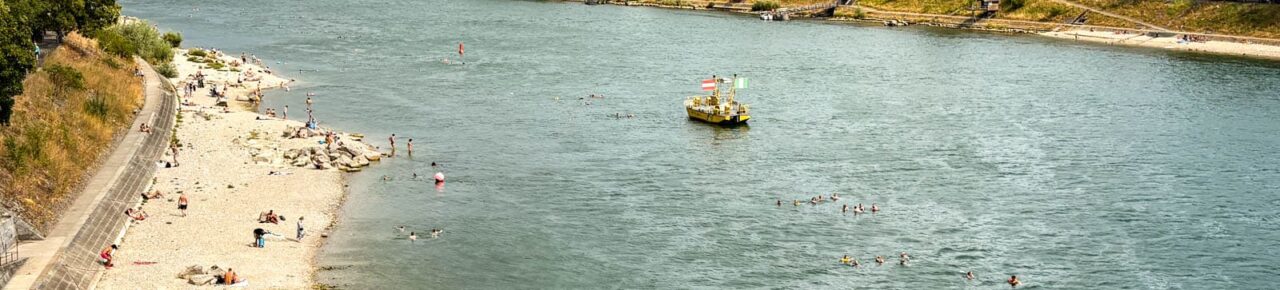 L'été à Bâle: baigneurs dans le Rhin et sur les rives