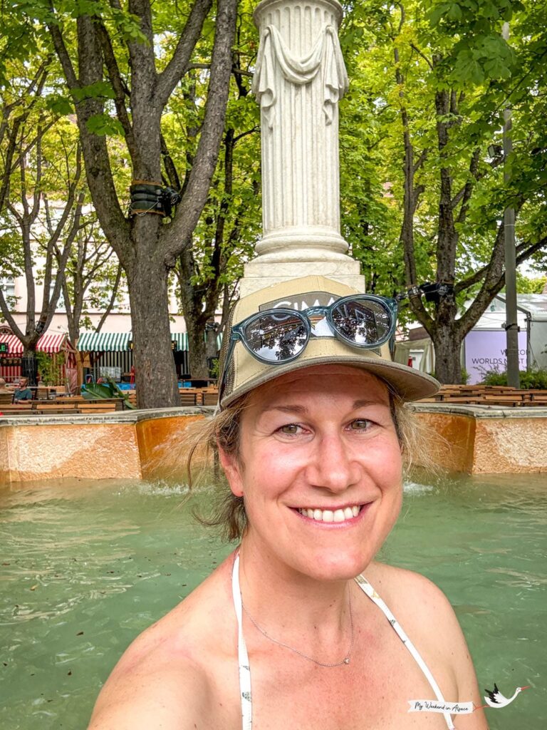 Selfie de Laurène de Mon week-end en Alsace se baignant dans une fontaine à Bâle