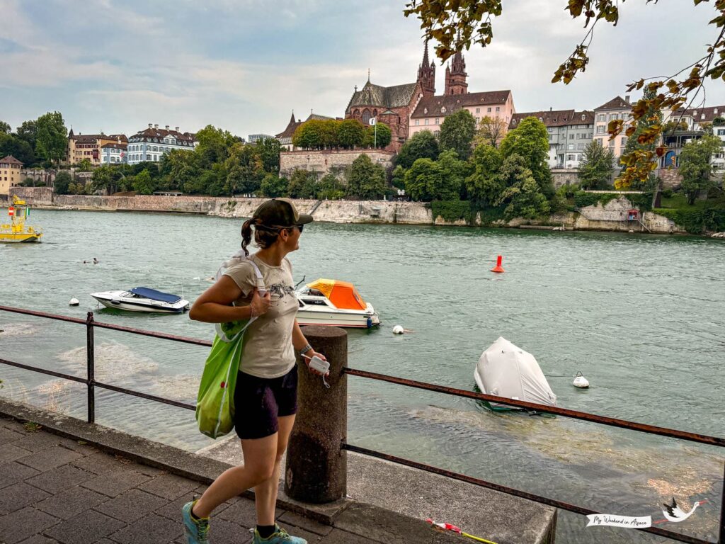 Laurène de Mon week-end en Alsace marchant le long du Rhin à Bâle avec son wickelfisch