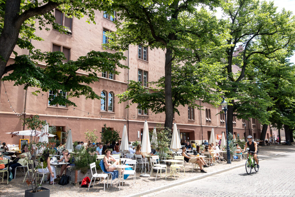 Terrasses au bord du Rhin dans le quartier du Petit Bâle