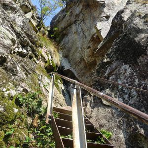 sentier-roches-escalier